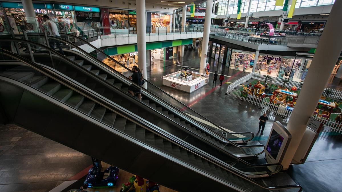 Un centre comercial a Badalona, en una imatge d'arxiu.