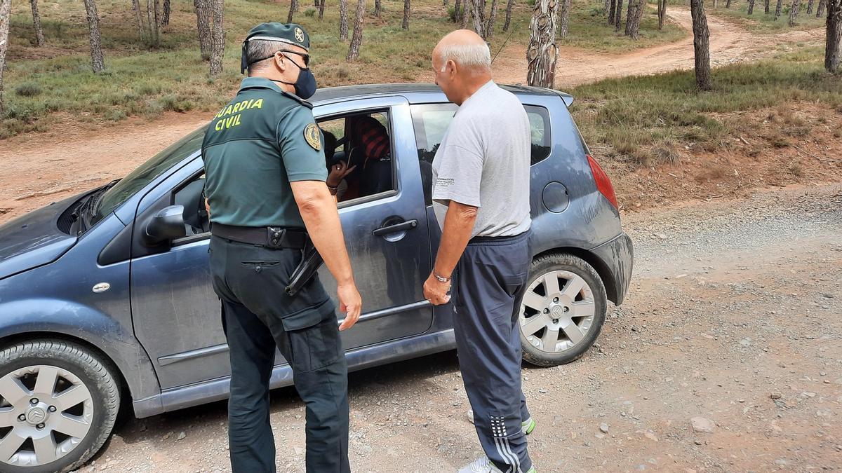 Un agente de la Guardia Civil con un recolector de setas en los montes de Teruel.