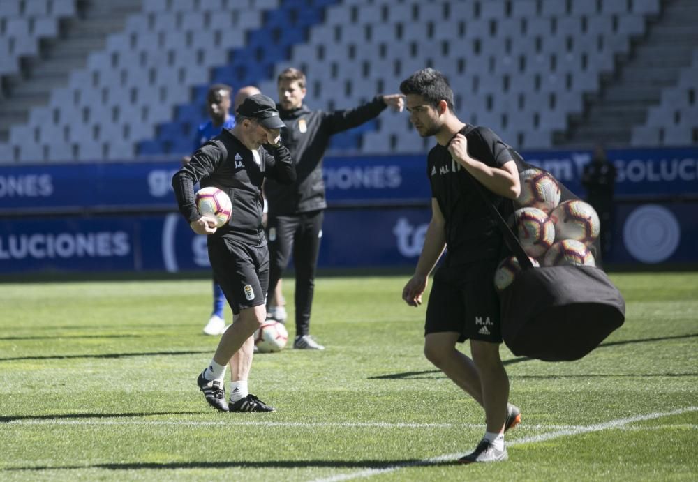 Los oviedistas apoyana a su equipo antes del derbi