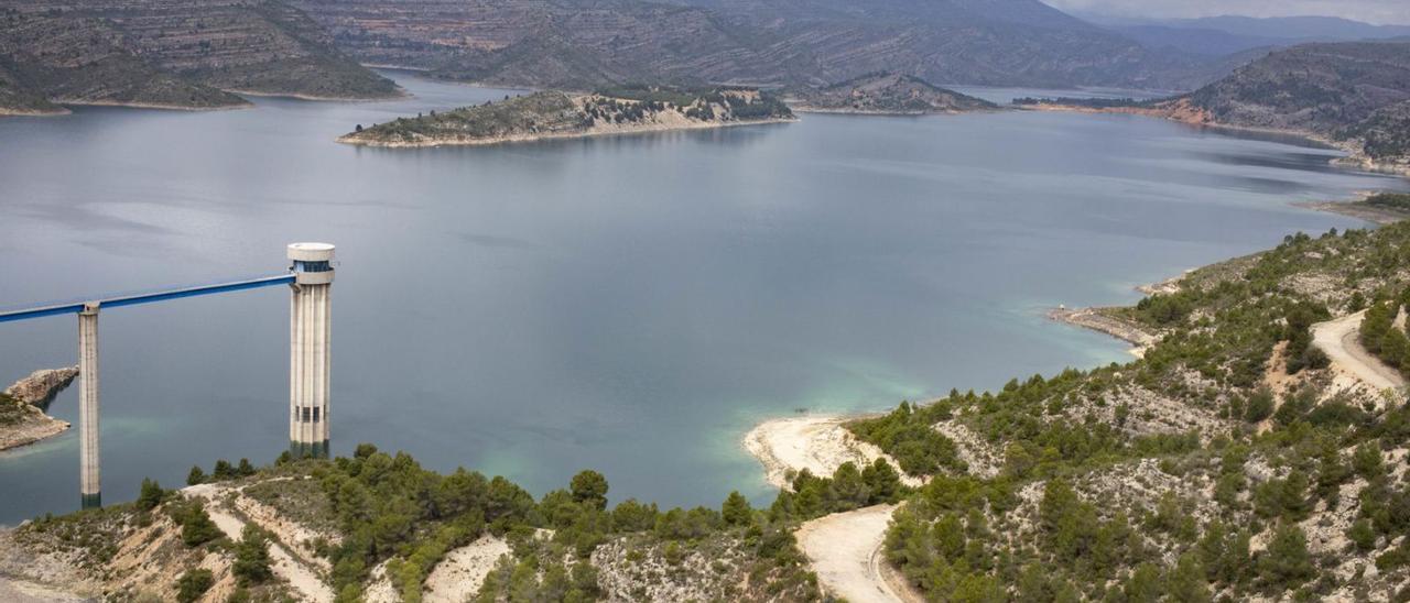 Vista aérea del embalse de Tous que, en la actualidad, tiene una capacidad máxima de 792 hectómetros cúbicos.  | PERALES IBORRA