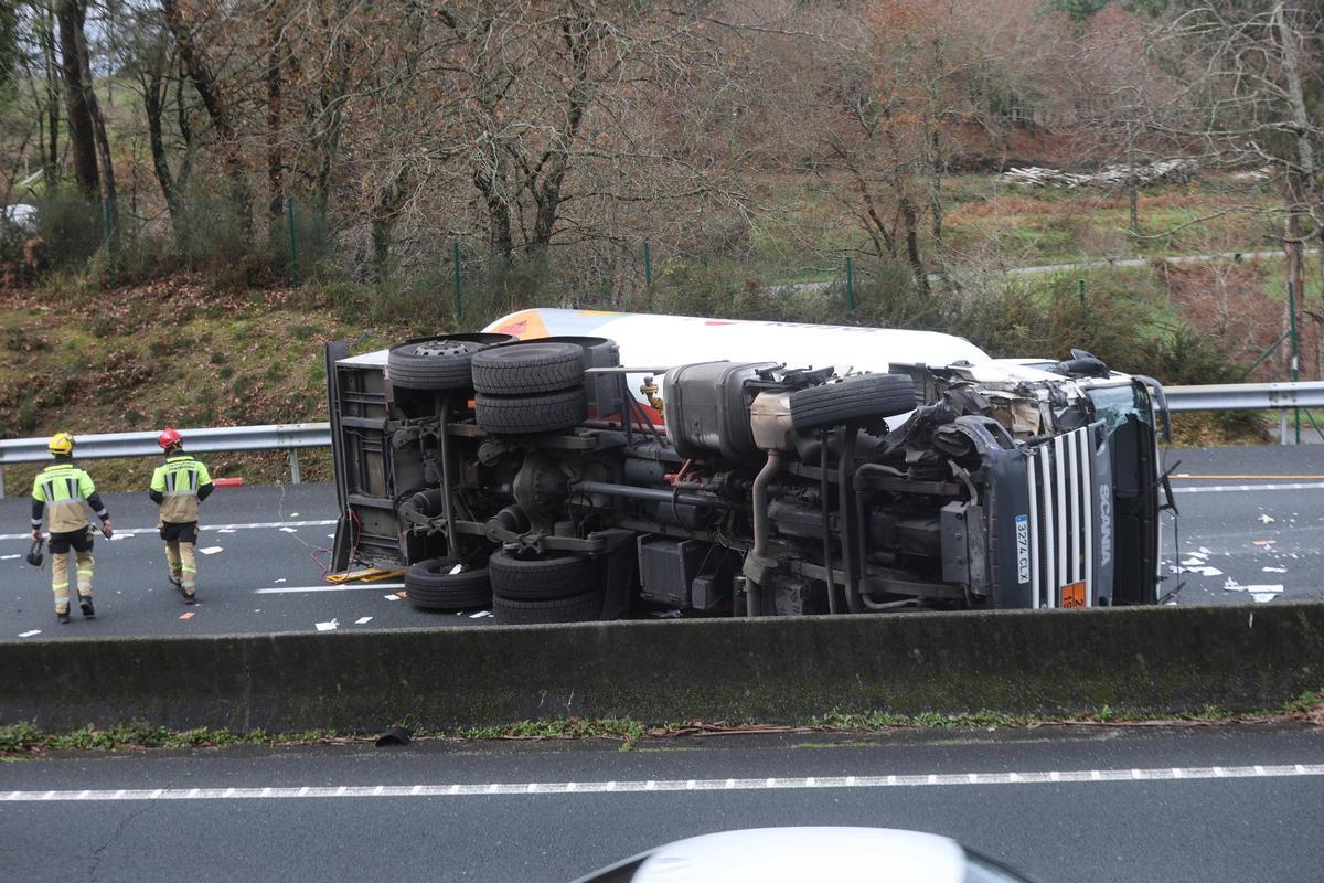 Un accidente entre un camión de mercancías peligrosas y un turismo deja dos heridos y dificulta la circulación en la AP-9