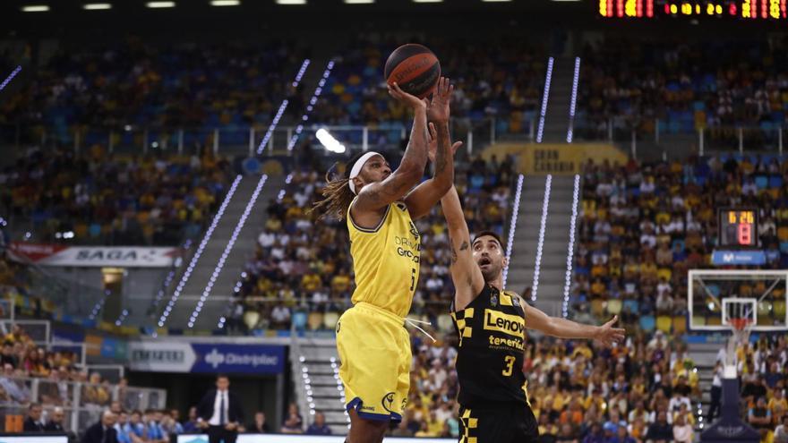 Andrew Albicy, del Gran Canaria, ante Jaime Fernández durante el derbi canario.  | ACB PHOTO / M. HENRÍQUEZ