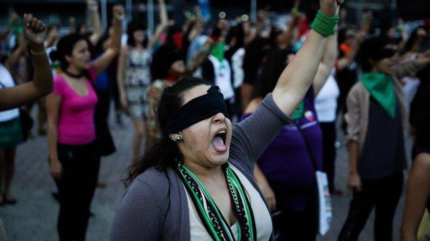 Feministas venezolanas se suman a protesta mundial &#039;Un violador en tu camino&#039;