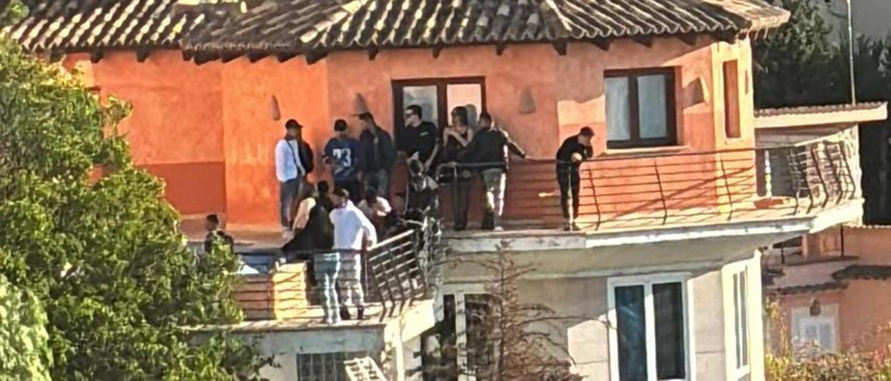 Asistentes a una de las fiestas en el chalet de Cala Major.