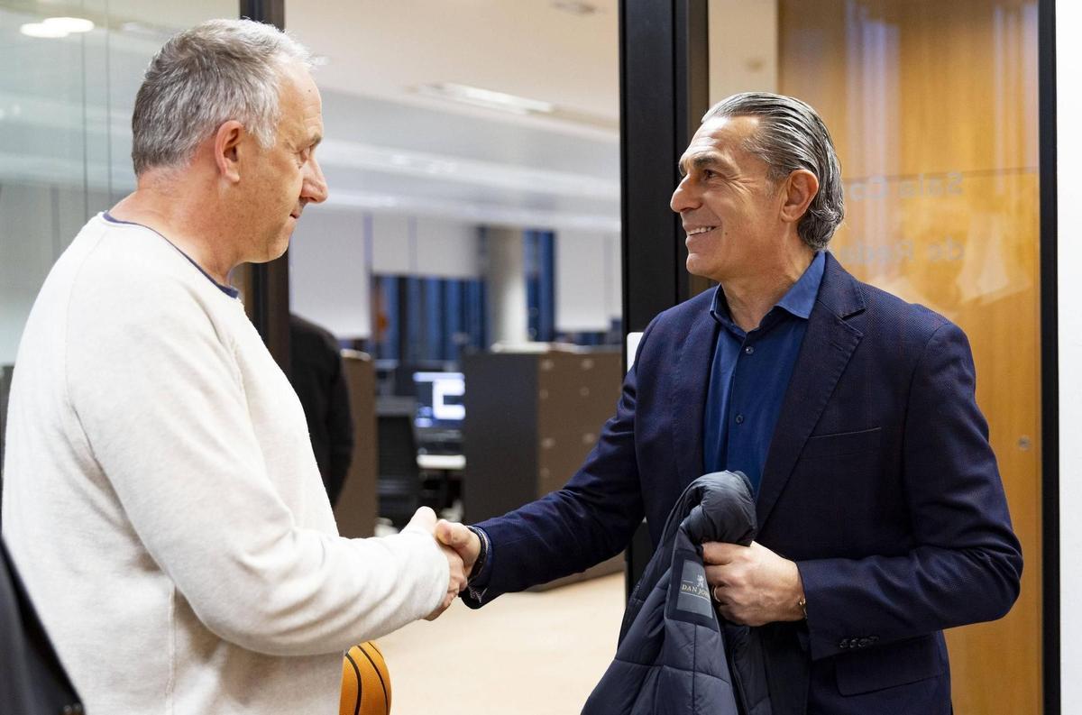 Scariolo saluda al director Adjunto de SPORT, Albert Masnou, en su visita a la redacción.