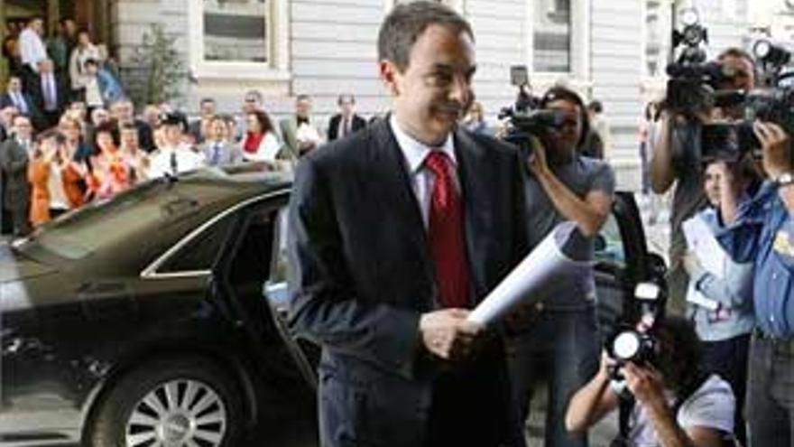 Zapatero negocia los presupuestos del 2008 para agotar la legislatura