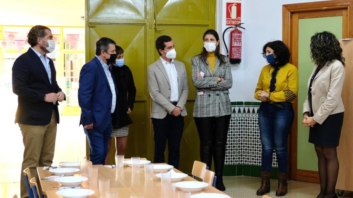 La delegada de Educación, Mercedes García Paine, durante la visita.