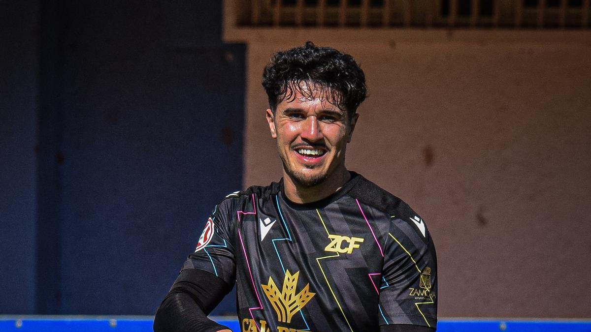 Abde Damar celebra un gol con el Zamora CF
