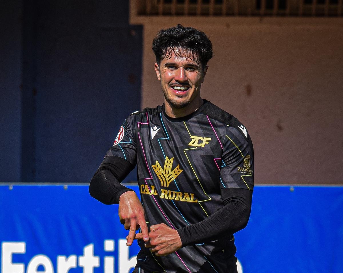 Abde Damar celebra un gol con el Zamora CF