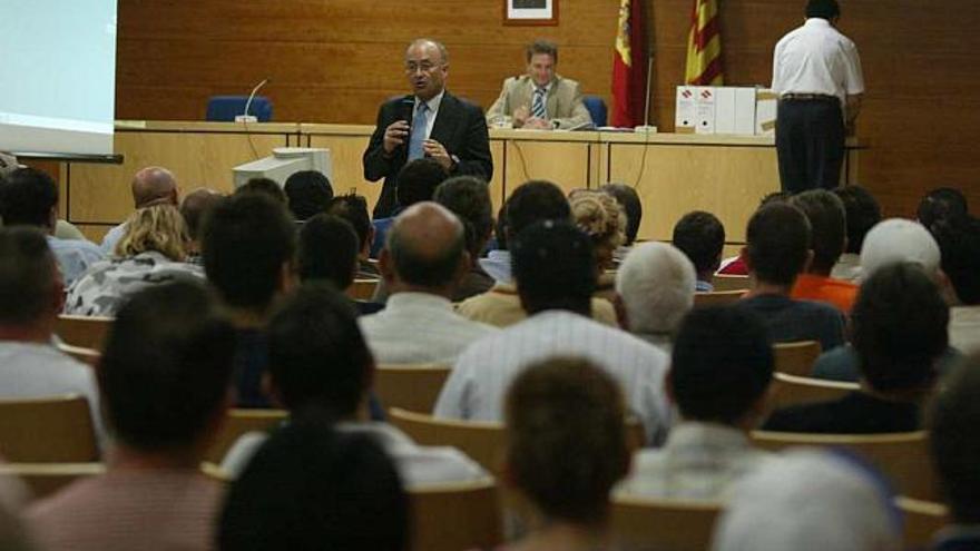 El presidente de la Audiencia, Vicente Magro, habla a los maltratadores condenados en un curso de reeducación