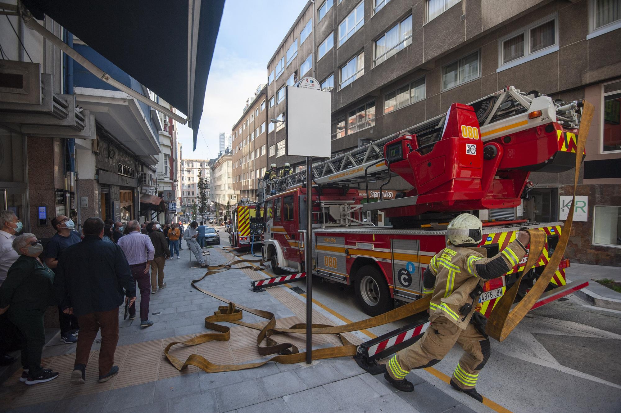 Los bomberos sofocan un incendio en una vivienda de Costa da Unión con Pla y Cancela