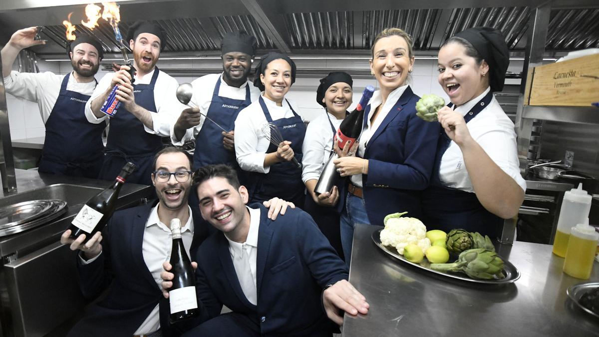 El equipo de AlmaMater, tras conocer que al restaurante le habían otorgado una Estrella Michelin.