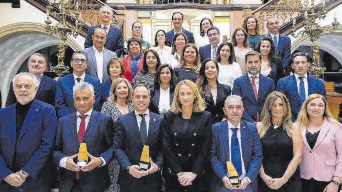 La directora regional de Sabadell en Canarias, Luisa Juliá Quevedo, en el centro, rodeada de representantes de Colegios profesionales