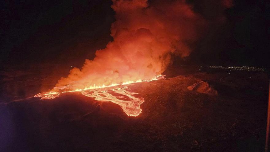 El magma fluye de una fisura del volcán Sundhnúkar en los la península de Reykjanes.