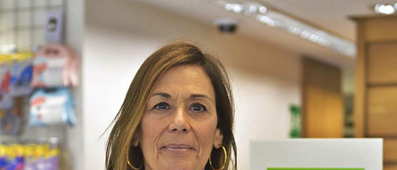 Inmaculada Tenorio, ayer, en su farmacia de Rafael Cabrera. |