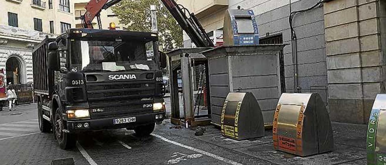 Operarios de Emaya arreglando un contenedor.