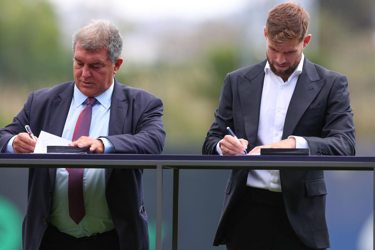 Iñigo Martínez junto a Joan laporta el día de su presentación como jugador del Barça