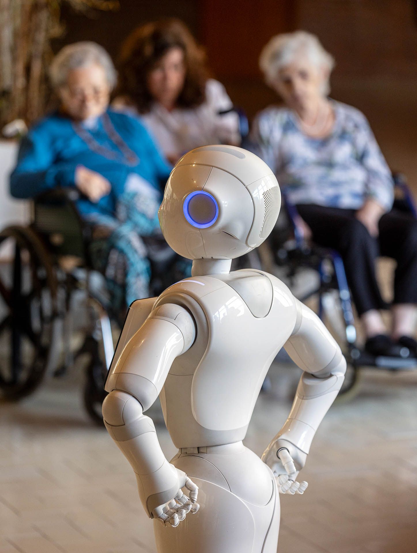 Un humanoide y un perro robot en el Hogar Provincial de Alicante