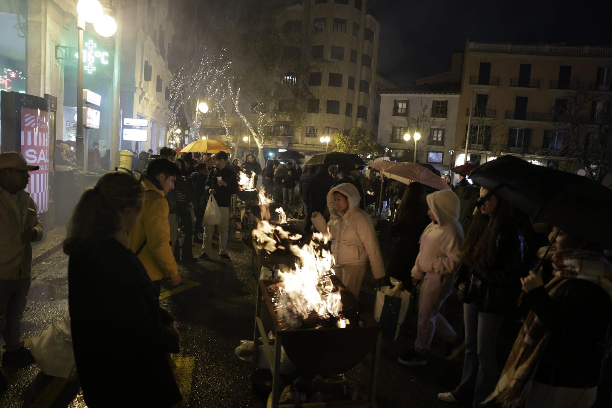 Sant Sebastià 2024 en Palma: Los ciudadanos abarrotan las 'torredores' de las calles durante la Revetla