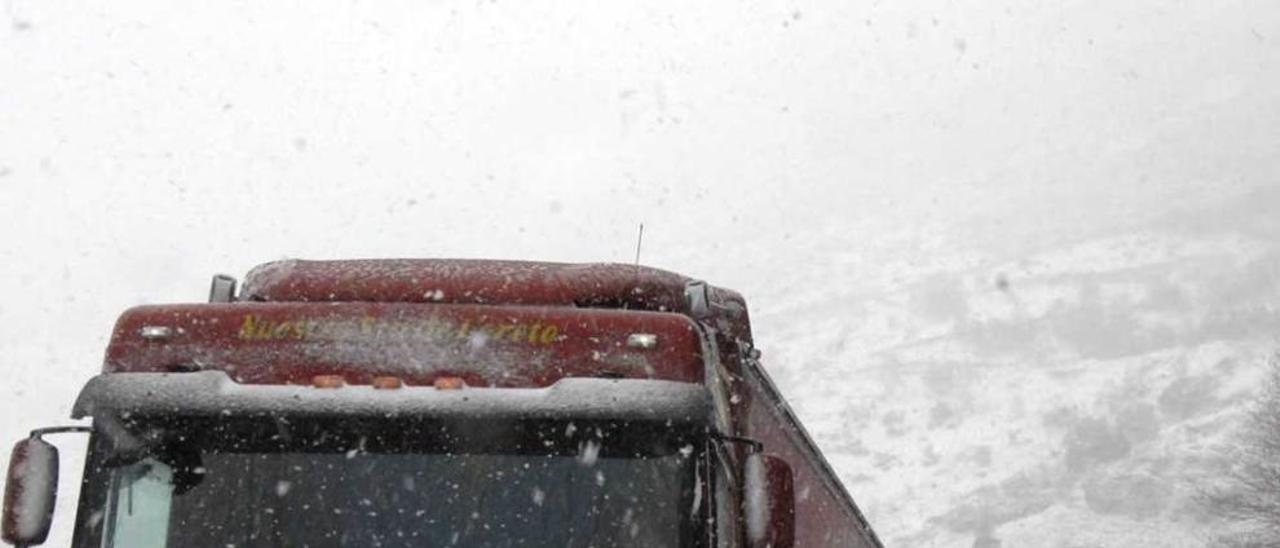 Camiones, en Pajares, nevando.