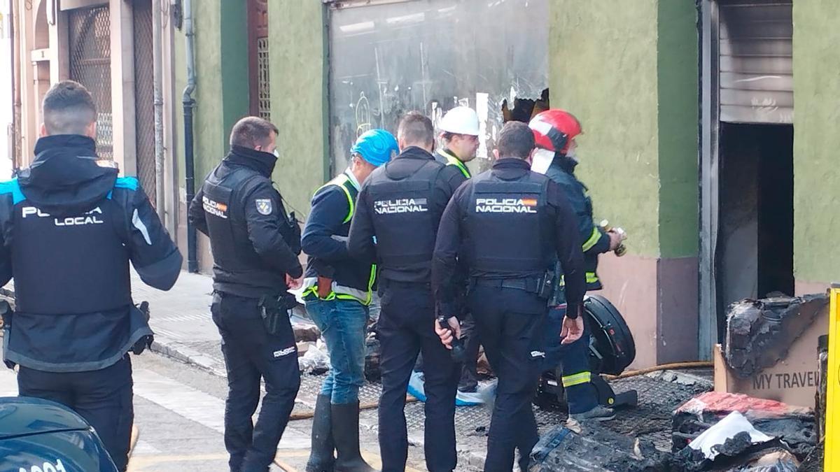 Muere un hombre en el incendio de un bazar chino de La Felguera