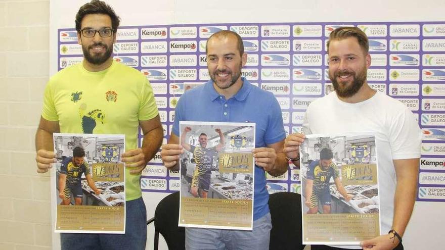 El jugador Pablo Castro, Óscar Fernández y Pepe Camiña con carteles de la campaña. // Santos Álvarez