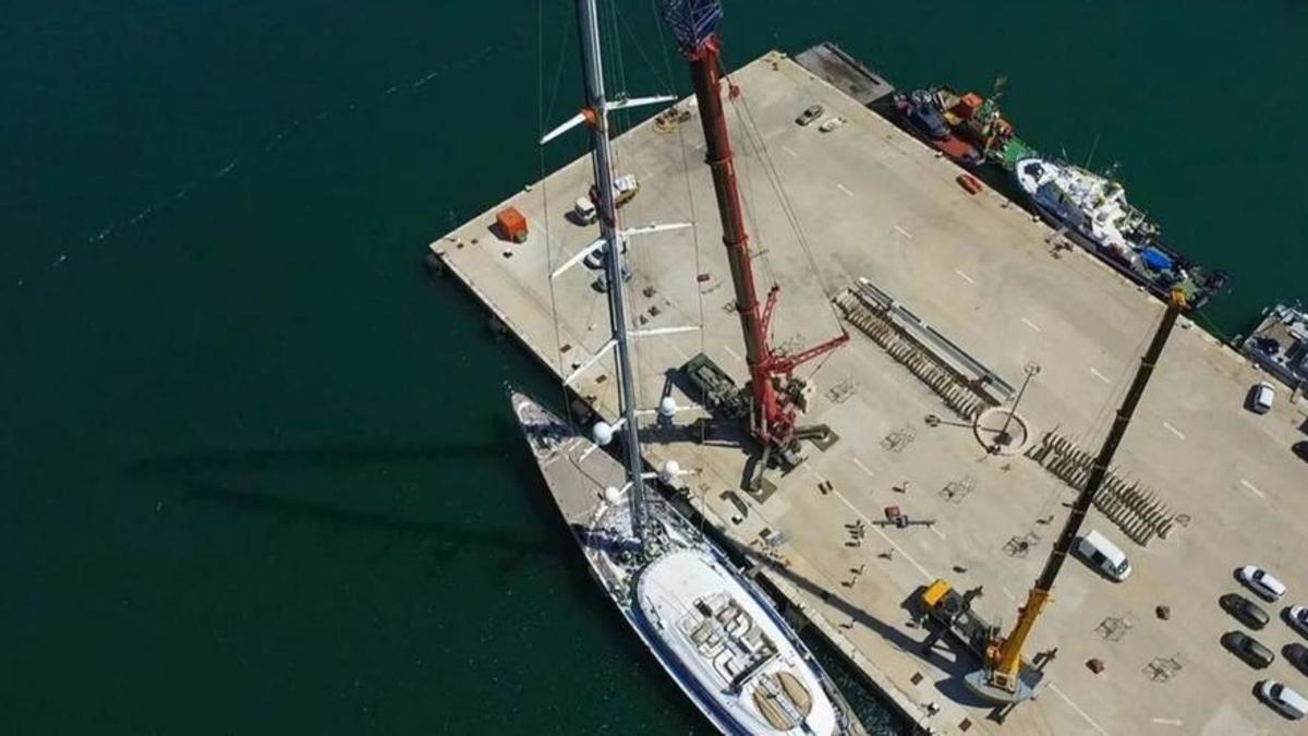 El mástil de 75 metros del ‘Bayesian’ fue retirado en Palma en junio de 2016.