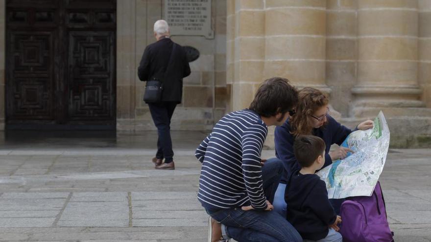 Turistas en la plaza de la Catedral.