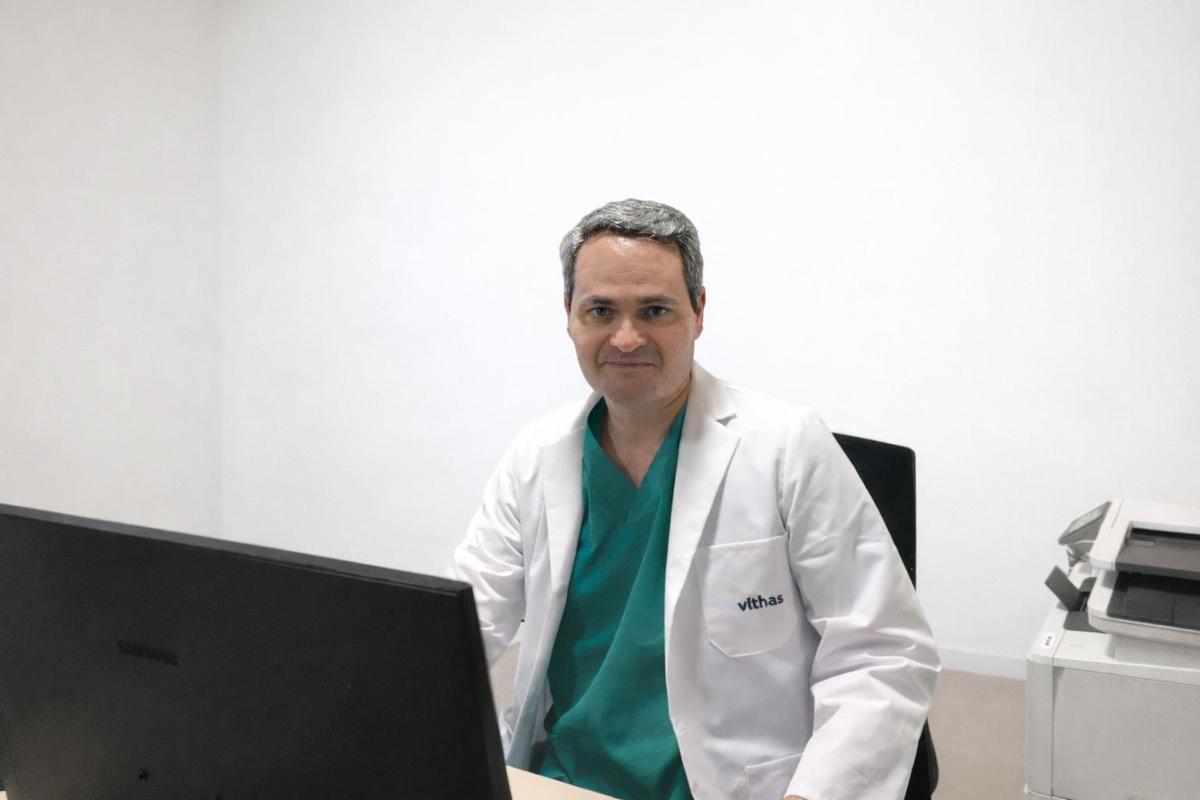 Dr. Bueno Lledó, especialista con más de 25 años de experiencia en cirugía general y del aparato digestivo.