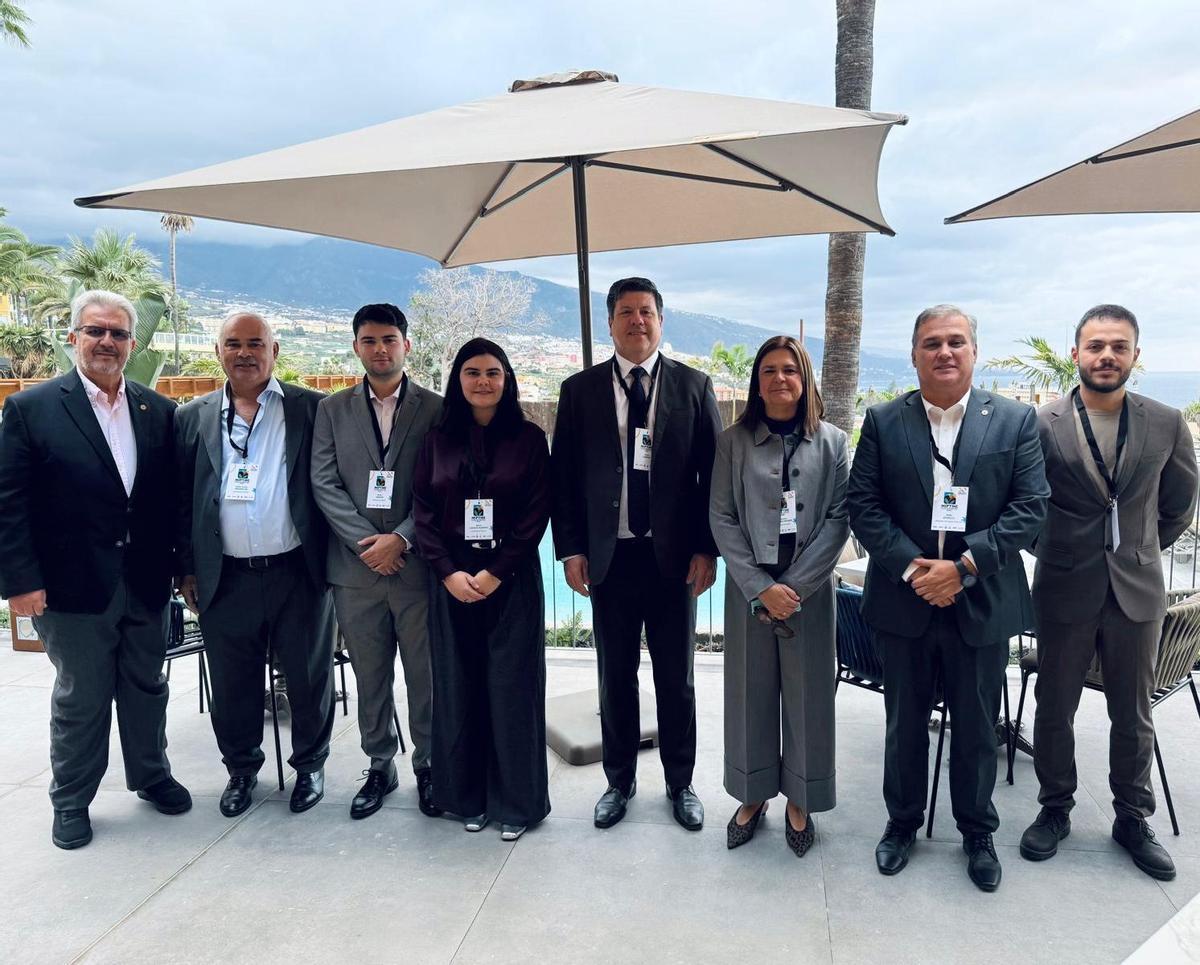Maica Amador junto al ministro de Industria y Comercio de Paraguay, Javier Giménez, en Tenerife.