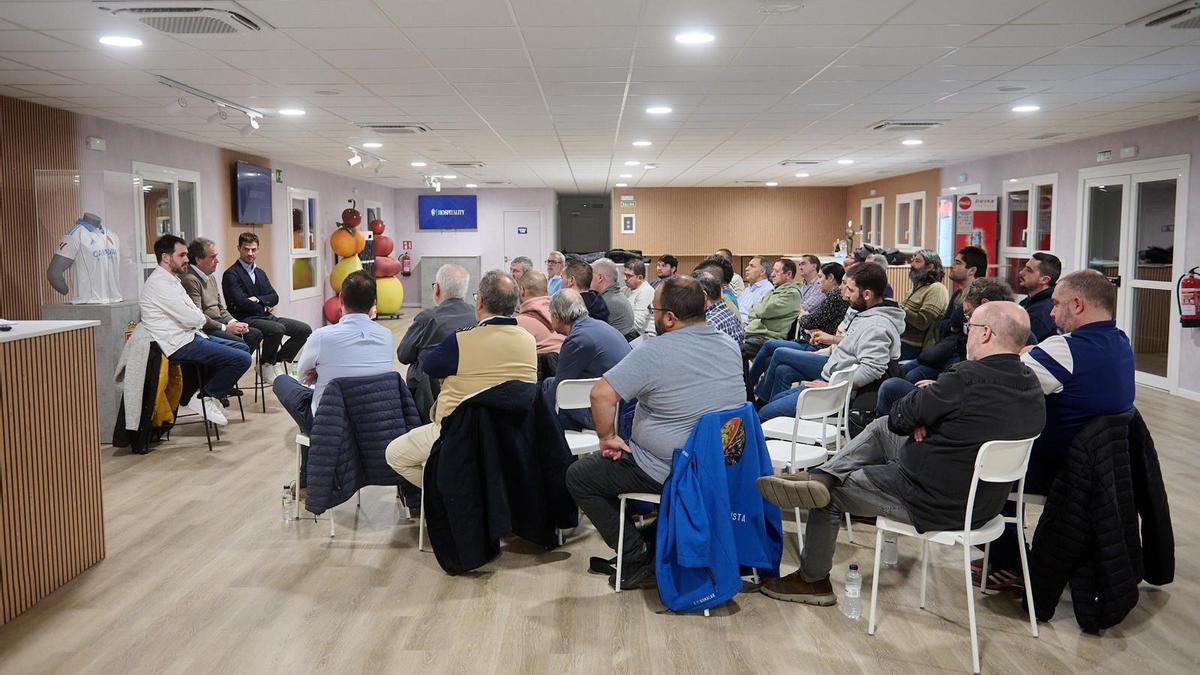 Forcén y López, frente al medio centenar de peñistas presentes en el encuentro mantenido en el interior del Ibercaja Estadio.