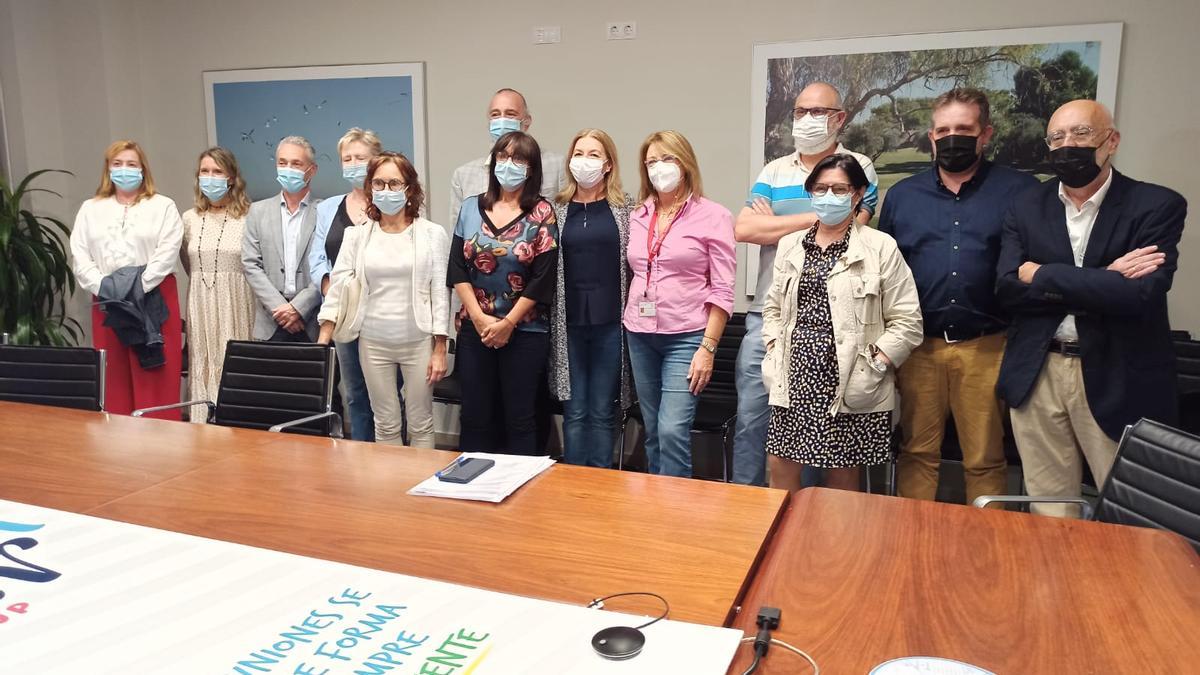 Imagen del equipo de la Generalitat que ha gestionado la transición a la reversión del departamento de salud de Torrevieja
