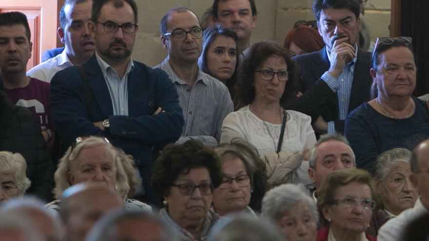 Barcala, a la derecha, el domingo entre el público que acudió a la Santa Faz