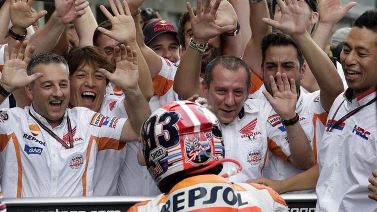 El equipo de Marc Márquez le recibe eufórico tras su décima victoria consecutiva.