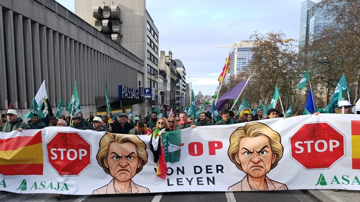 Asaja Córdoba participa en la protesta europea por el mantenimiento de un presupuesto propio y autónomo para la PAC.