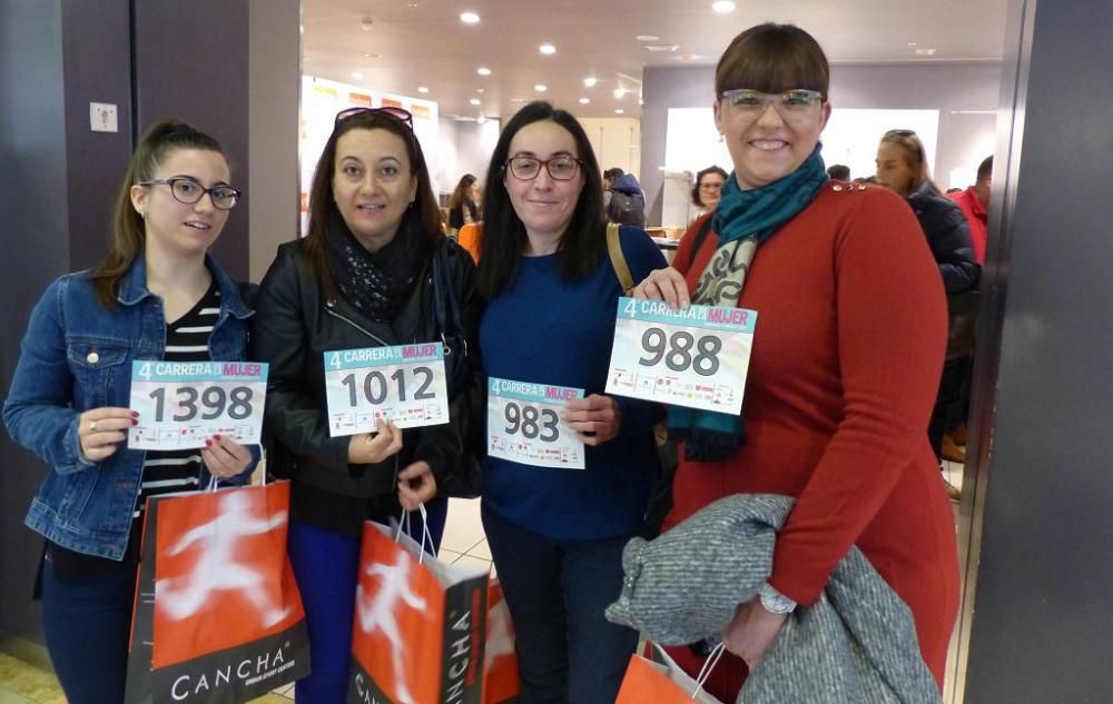 Recogida de dorsales en el Thader para la IV Carrera de la Mujer (Tarde)