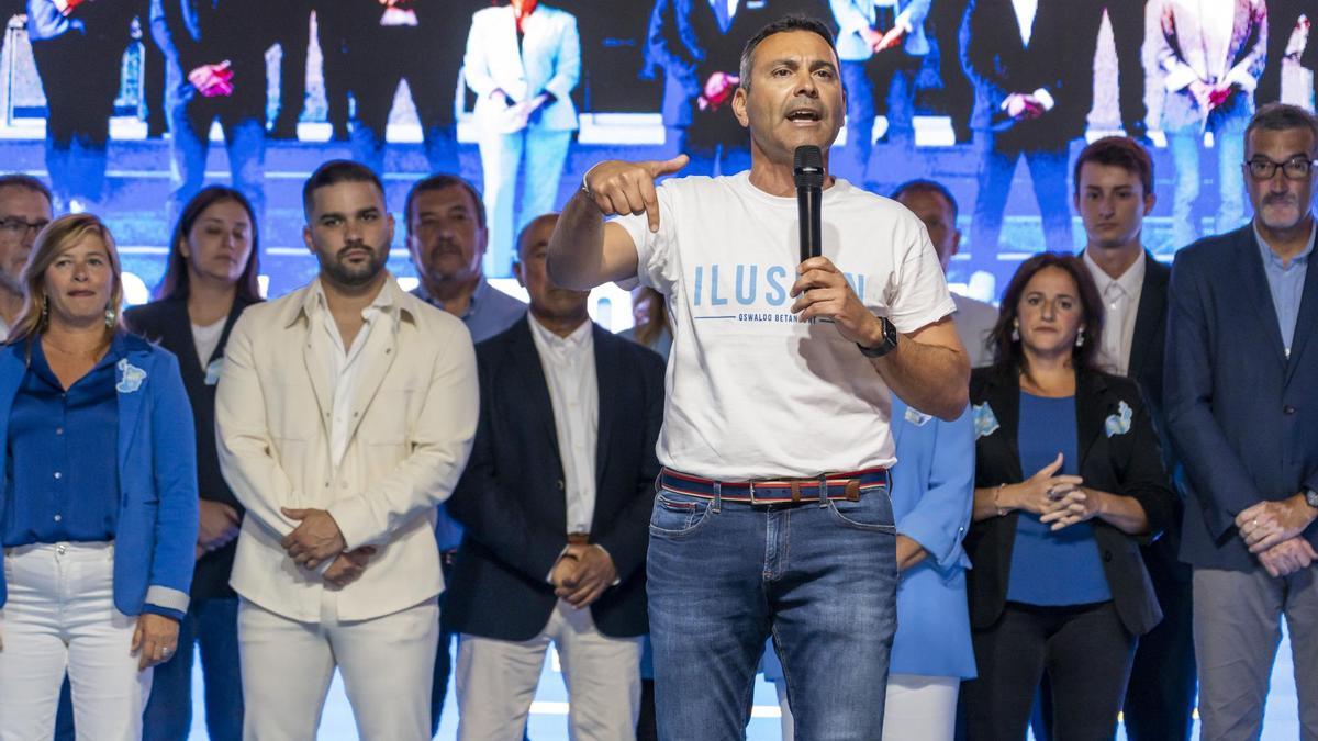 Oswaldo Betancort (CC) con candidatos al Cabildo de Lanzarote.