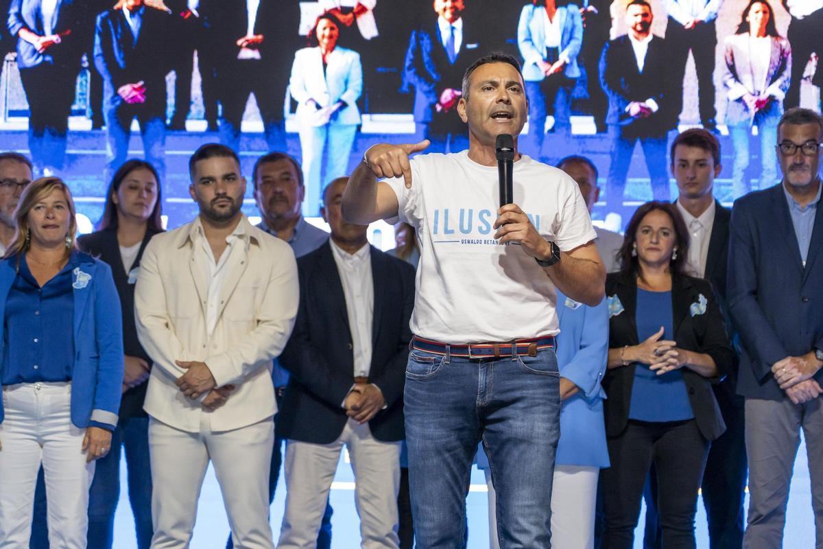 Oswaldo Betancort (CC) con candidatos al Cabildo de Lanzarote.