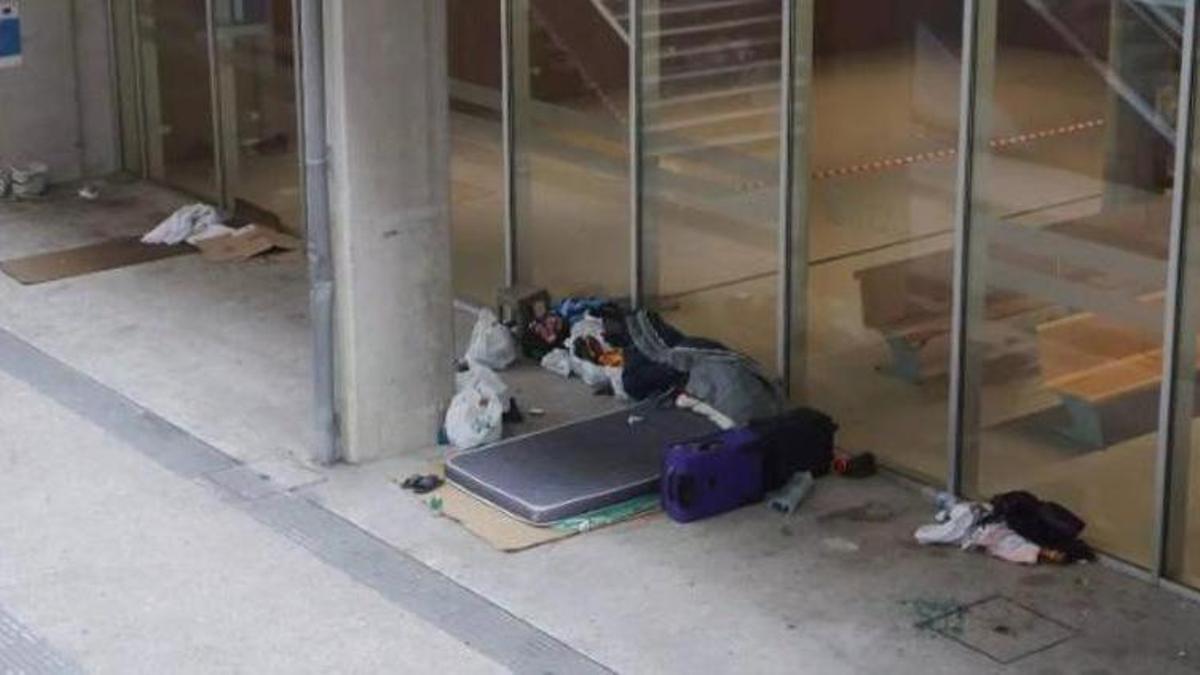Colchones de los sintecho que pernoctan en la nueva estación de bus de Vigo.