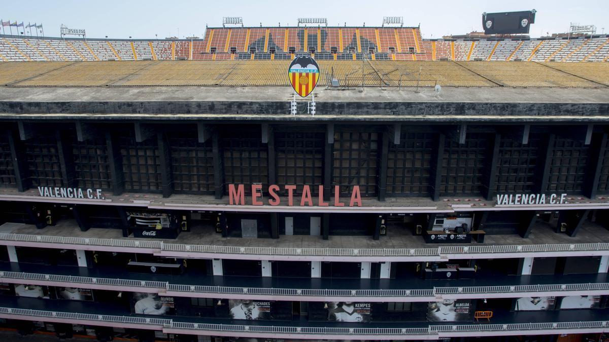 Una imagen del escudo del Valencia CF en la fachada de Mestalla