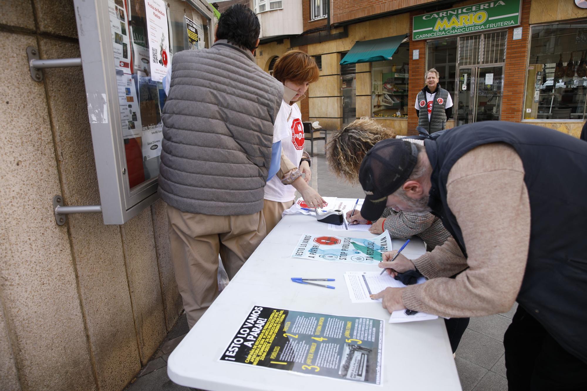 En imágenes: Los vecinos de Gijón empiezan a recoger firmas contra la planta de pirólisis en El Musel