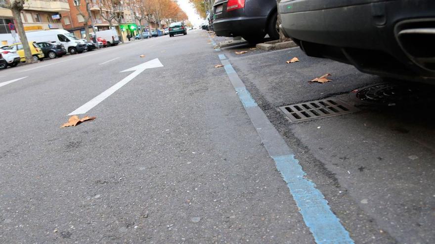 Aparcamiento en zona azul en la avenida de las Tres Cruces. | José Luis Fernández (Archivo)