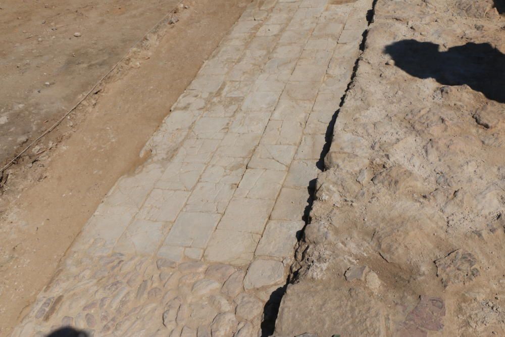 Visita de técnicos y ediles del gobierno local a la excavación del refugio