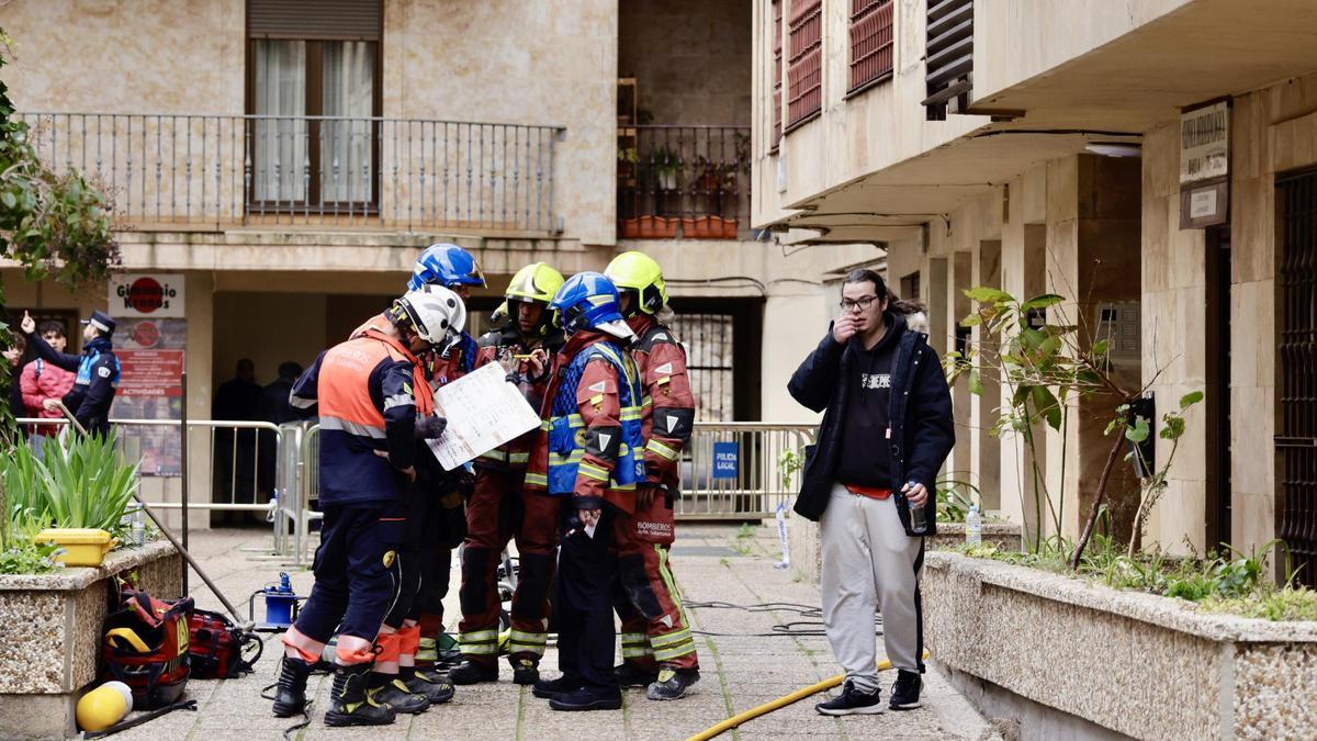 Varias unidades de bomberos, policía y ambulancias se movilizan por un incendio en una urbanización en el centro de Salamanca.