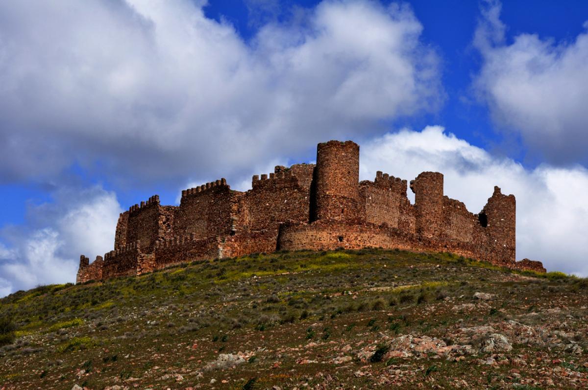 Vista del castillo de Almonacid de Toledo antes de derrumbarse.