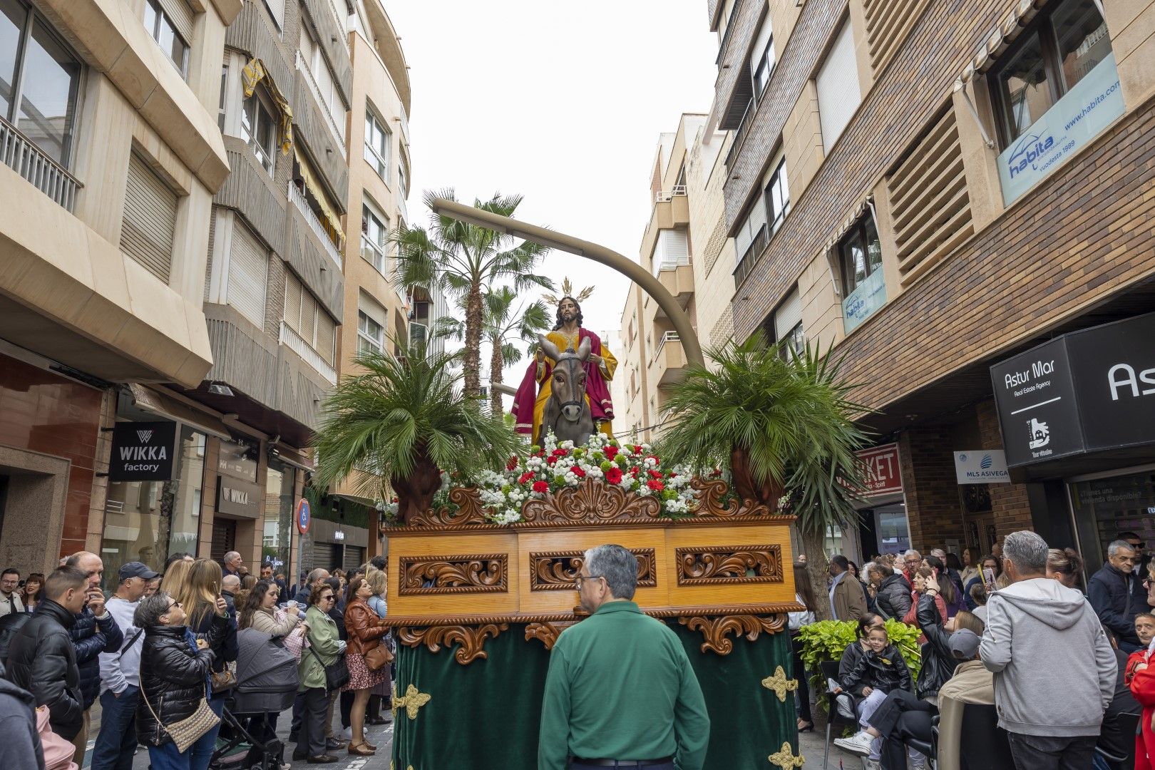 Bendición y procesión de Las Palmas en Torrevieja de Domingo de Ramos en la Semana Santa 2024