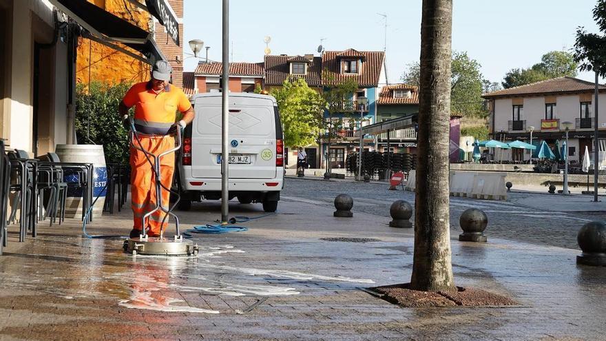 Limpieza intensiva de la polesa plaza de Les Campes