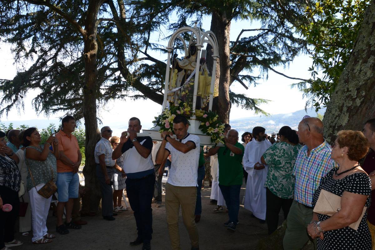 La procesión del año pasado en honor a Santa Ifigenia, en el exterior de la capilla de Santa Cruz.