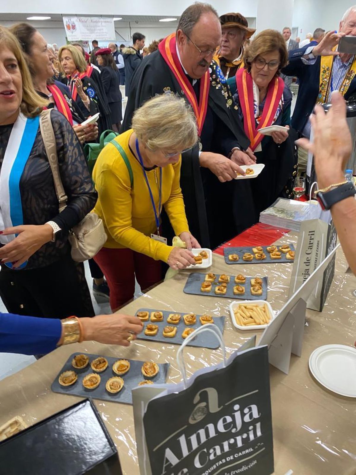 Los parquistas promocionan su almeja y a Carril en un congreso enogastronómico en Francia.
