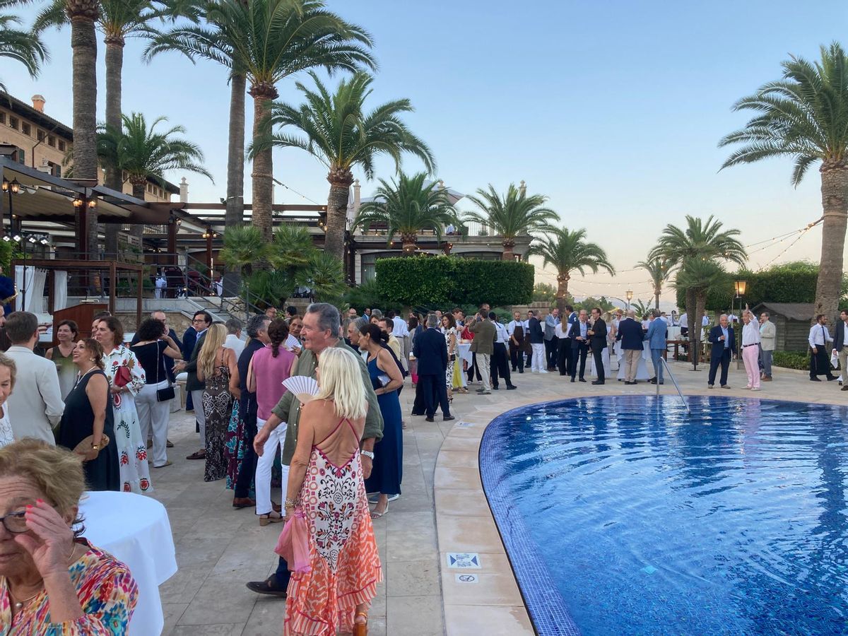 Beim Schörghuber-Sommerfest 2025 auf der Poolterrasse vom Castillo Hotel Son Vida.